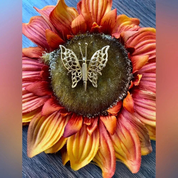 🌻5/$25🌻MONET Vintage Gold Toned Butterfly Brooch Pin - Picture 4 of 4